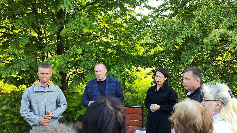 Депутат заксобрания Дмитрий Грачев (в центре) на сходе подтвердил, что поддержит инициативу жителей.📷Фото: Константин Толкачев