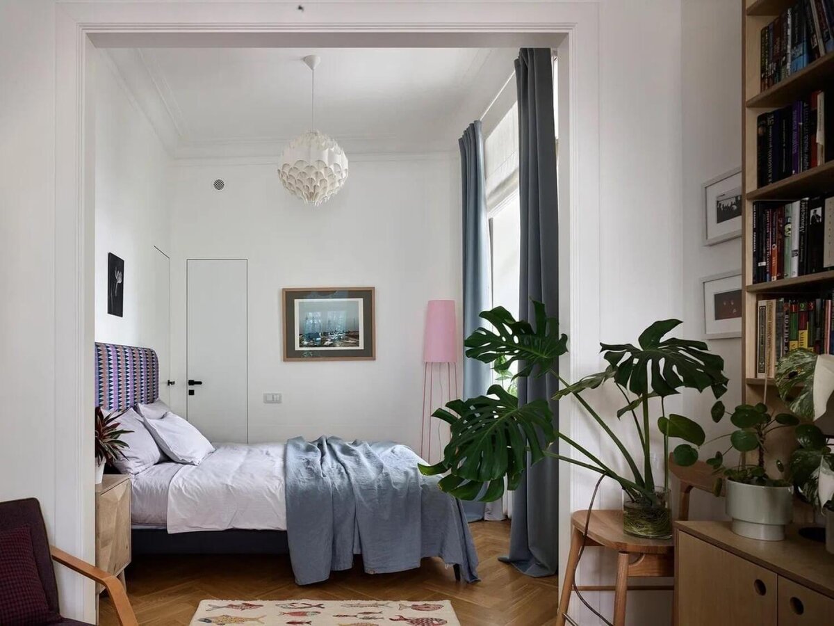 Монстеры, несмотря на своё характерное название, имеют красивые резные листья и прекрасно подойдут для разных стилей интерьера. Интерьер квартиры с французским акцентом, дизайнер Юлия Голавская