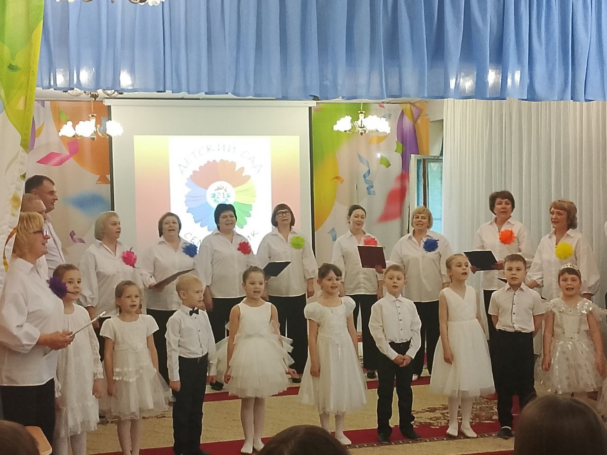 Вместе – дружная семья! Выступление педагогов и воспитанников детского сада.