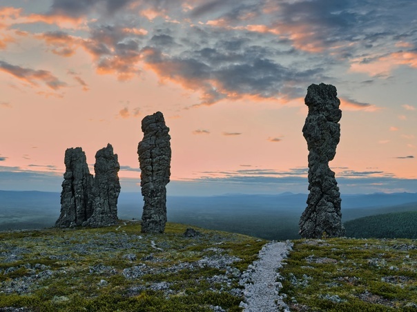 Столбы-останцы высотой от 30 до 42 метров на на территории Печоро-Илычского заповедника на плоской горе Маньпупунёр. Фото из сети интернет.