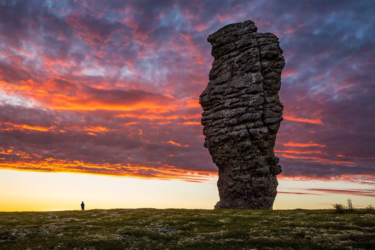 Столбы-останцы высотой от 30 до 42 метров на на территории Печоро-Илычского заповедника на плоской горе Маньпупунёр. Фото из сети интернет.