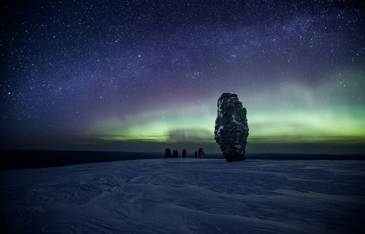 Столбы-останцы высотой от 30 до 42 метров на на территории Печоро-Илычского заповедника на плоской горе Маньпупунёр. Фото из сети интернет.