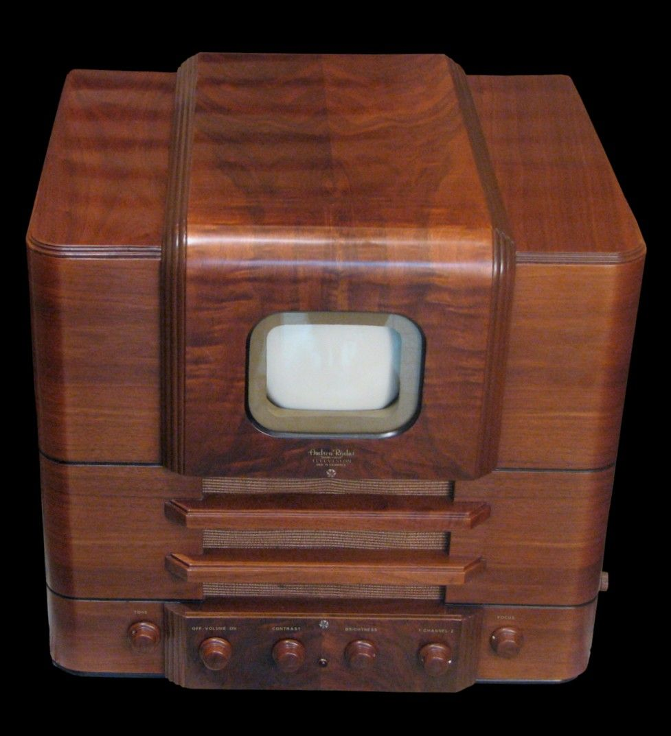Экземпляр первого массового телевизора. Изображение не нарушает правил платформы (Взято из открытых интернет-источников: telegra.ph)