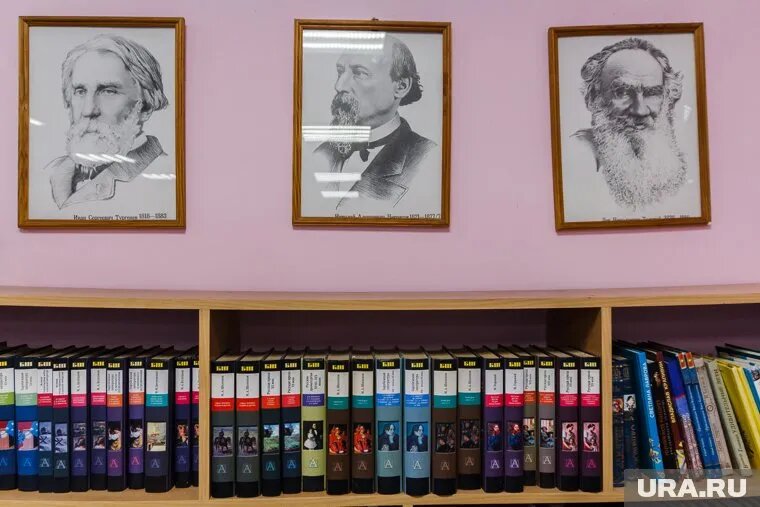 Этот тест покажет, кто читал на уроках книжки, а кто разглядывал портреты классиков. Фото: Илья Московец © URA.RU