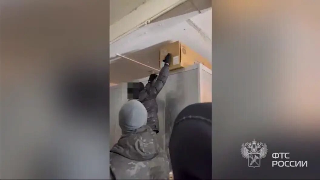    Коробки с запретным товаром нашли. Фото: скрин видео ФТС России.