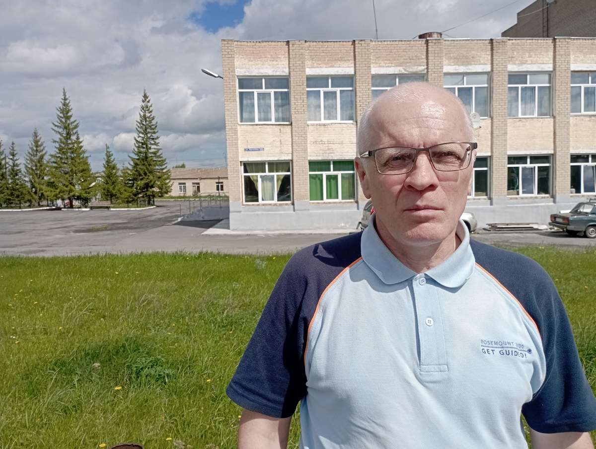 На фото в Айлино за спиной Болдырева - табличка на Доме Культуры с названием улицы - Пугачева. 