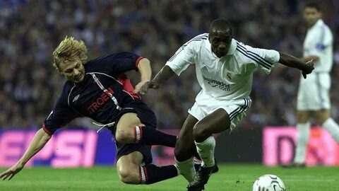 
Клод Макелеле, легендарный экс-полузащитник “Реала”, “Челси”, “ПСЖ” и сборной Франции, поделился своими воспоминаниями о времени, проведенном в “Сельте” вместе с Валерием Карпиным. ⚽️

О своей позиции на поле:

Макелеле рассказал, что играл в центре поля и до “Сельты”, но именно в испанском клубе ему пришлось “осознать позицию заново” и понять, как ему нравится “управлять игрой”. 🧠

О Валерии Карпине:

Макелеле отозвался о Карпине с большим уважением и теплотой:

“Очень сильный игрок. Удар отличный, дриблинг прекрасный, лидер”. 💪
“Ненавидит проигрывать”. 😠
“Очень физически был развит”. 🏋️‍♂️
“Когда я впервые с ним увиделся, не мог поверить, что он русский”. 😮
“Меня поразило его чувство юмора”. 😂
“Мостовой и Карпин меня ввели в свой русский круг общения, мы были маленькой семьёй”. 👨‍👩‍👧‍👦
О приколах русских:

Макелеле признался, что Карпин и Мостовой любили подшучивать над остальной командой, но отказался раскрывать подробности: “Да, но подробностей этих приколов вы никогда от меня не услышите!” 🤫

Из слов Макелеле становится ясно, что Карпин был не только выдающимся футболистом, но и яркой личностью, способной сплотить коллектив и создать позитивную атмосферу в команде