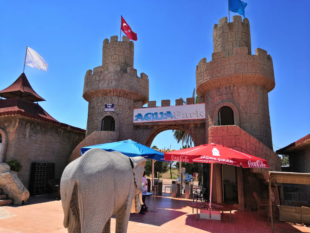 На входе в аквапарк.