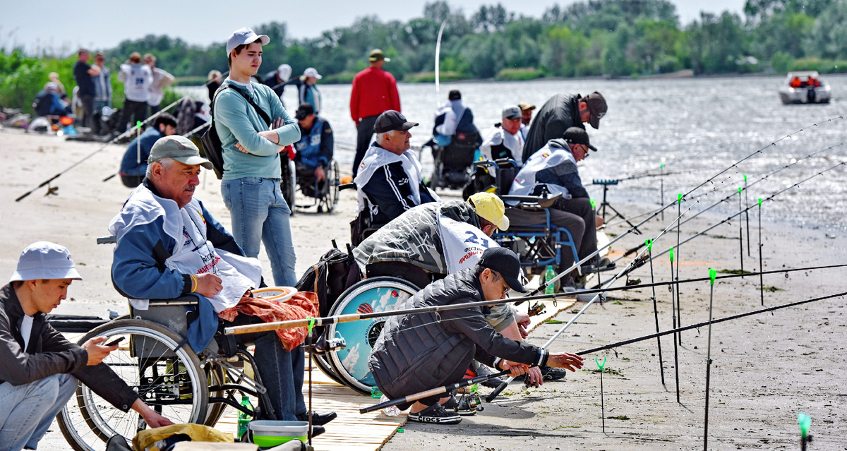 С самого рассвета рыбу удили 50 любителей рыбной ловли – инва-лиды-колясочники Всероссийского общества инвалидов «Икар», представители филиала Государственного фонда поддержки участ-ников специальной военной операции «Защитники Отечества» по Ро-стовской области, а также представители регионального министер-ства природных ресурсов и экологии и Азово-Черноморского террито-риального управления Федерального агентства по рыболовству/ФОТО Александра Блотницкого
