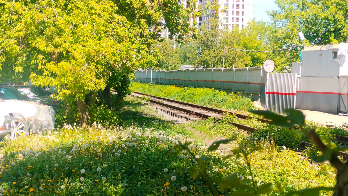 Железная дорога. Выезд с Малого кольца Московской железной дороги. Вид в сторону станции.