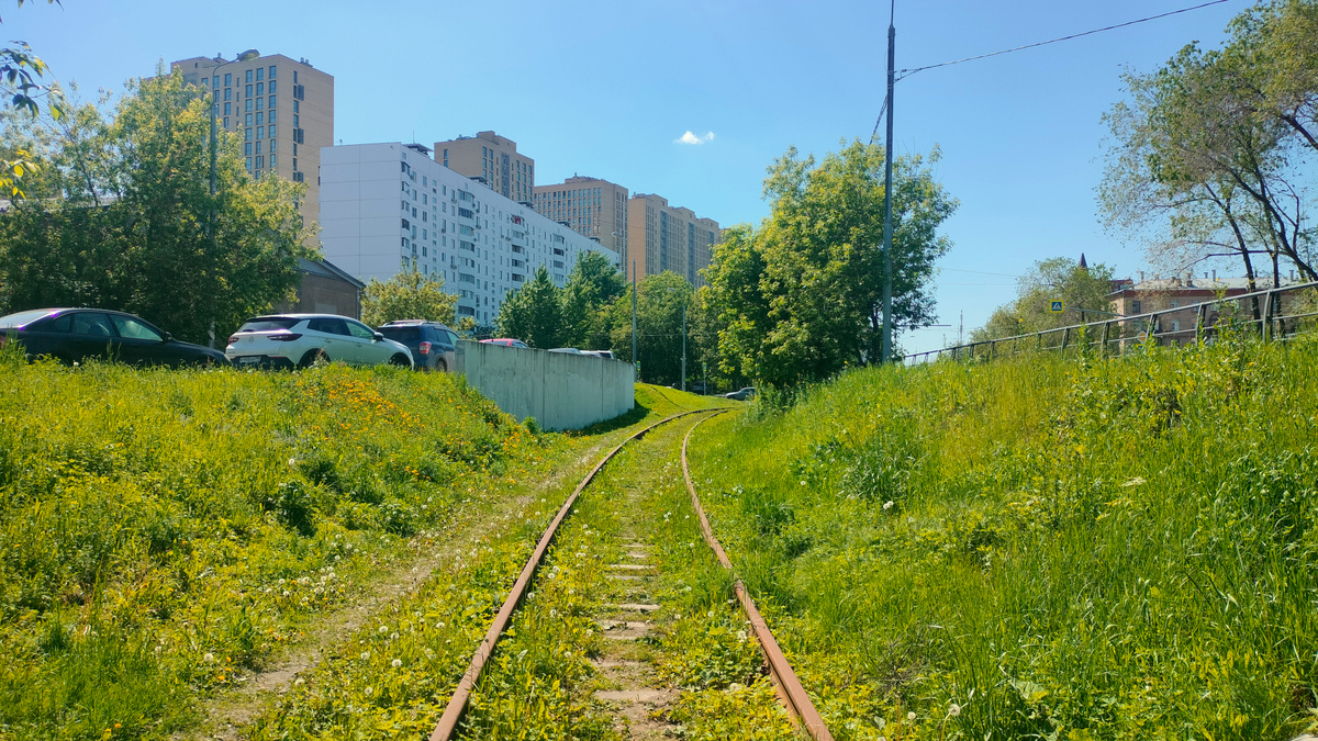 Чуть далее.