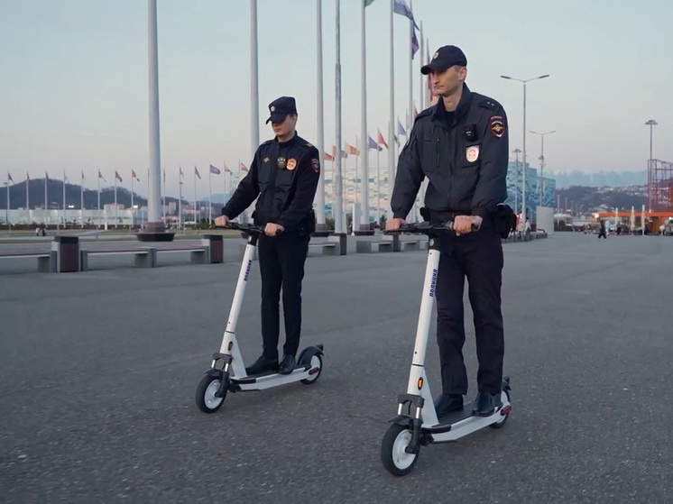     Полиция «Сириуса» патрулирует улицы на электросамокатах. Фото: кадр из видео t.me/IrinaVolk_MVD