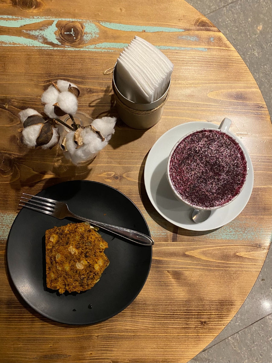 А тут в глаза бросаются повторяющиеся круглые формы — стол, тарелка, кружка. Они перекликаются друг с другом и создают композицию.