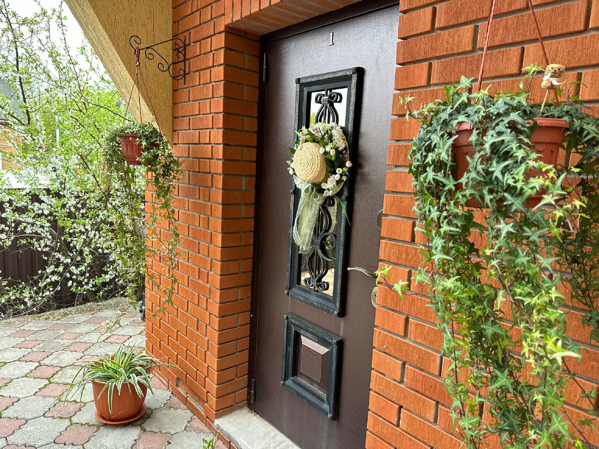 Соседская входная группа. Моя дверь рядышком. Но я ленюсь, что-то придумывать. Хотя очень хочется порой :)