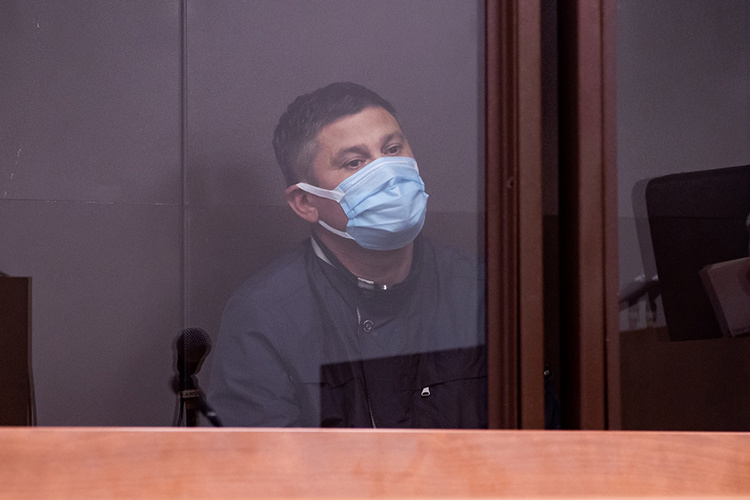    Позавчера ночью Реналь Миниазданов (на фото) и его зам Рамиль Муллаянов оказались в наручниках. Их доставили в изолятор временного содержания по подозрению в мошенничестве и превышении полномочий. Дело ведет 6-й отдел по расследованию особо важных дел СКР по РТ