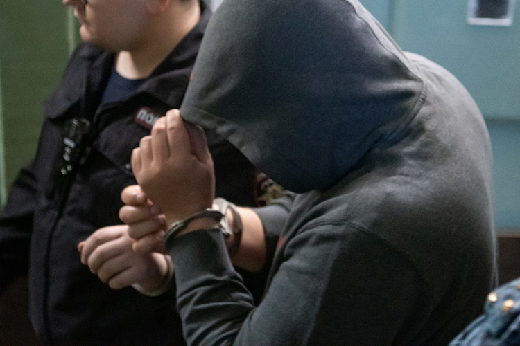    Попались Миниазданов и Муллаянов банально: по карточке. ФСБ и БЭП нашли банковскую карту, которая была привязана к расчетным счетам Соснина, но пользовался ею директор «Единого заказчика»