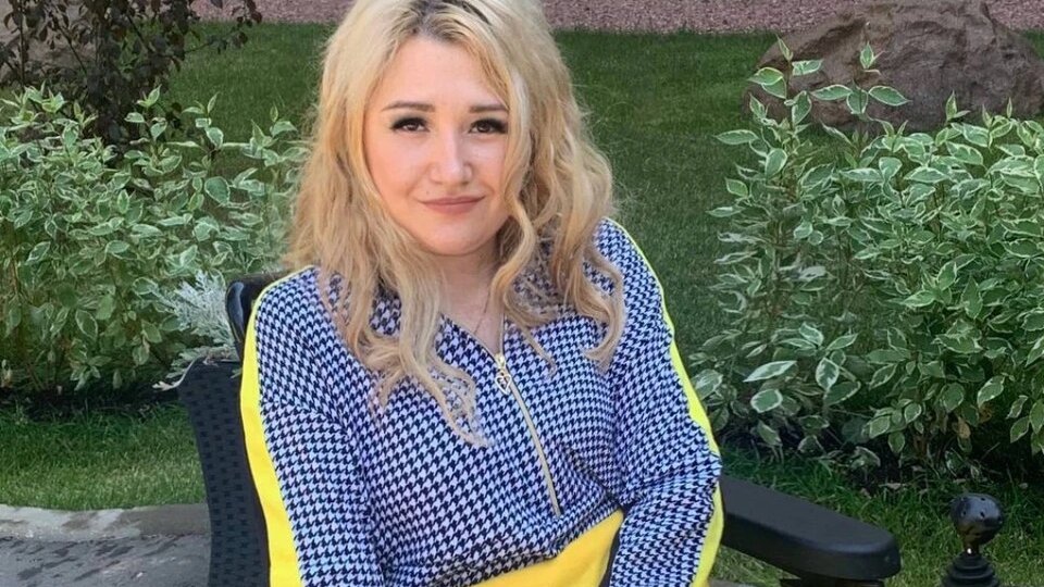 Он произнес: «Юля, прости, у меня появилась другая»: парализованную после ДТП девушку бросил жених, а она стала моделью и блогером