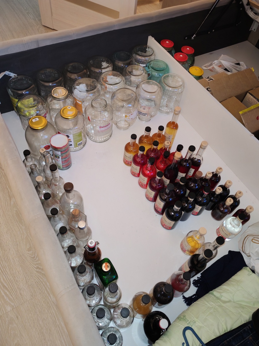 Самогонщик всегда имеет бутылочку интересного напитка на любой случай.