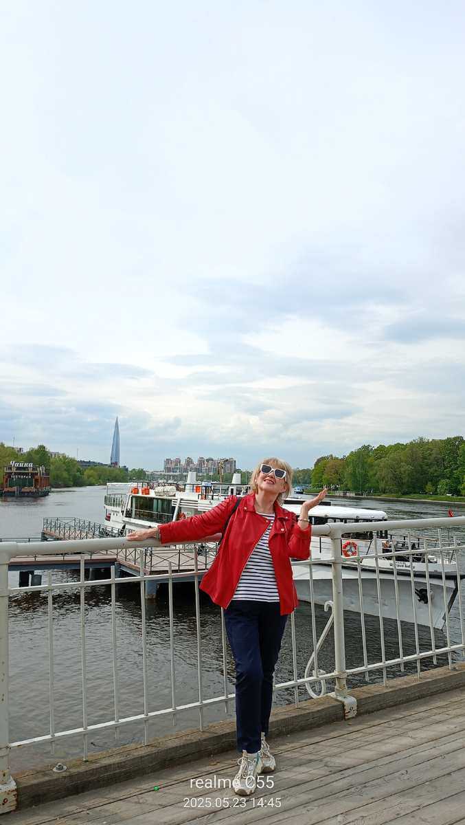 Я морячка😄. Вообще-то красную куртку надела на свидание с тюльпанами! Захотелось быть на них похожей