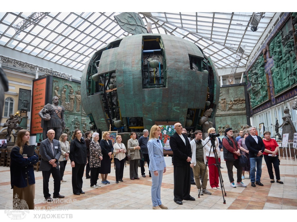 Гости выставки «Линия горизонта» в зале «Яблоко» МВК РАХ Галереи искусств Зураба Церетели (Москва, Пречистенка, 19). Фото: Виктор Берёзкин, пресс-служба РАХ. 2025.