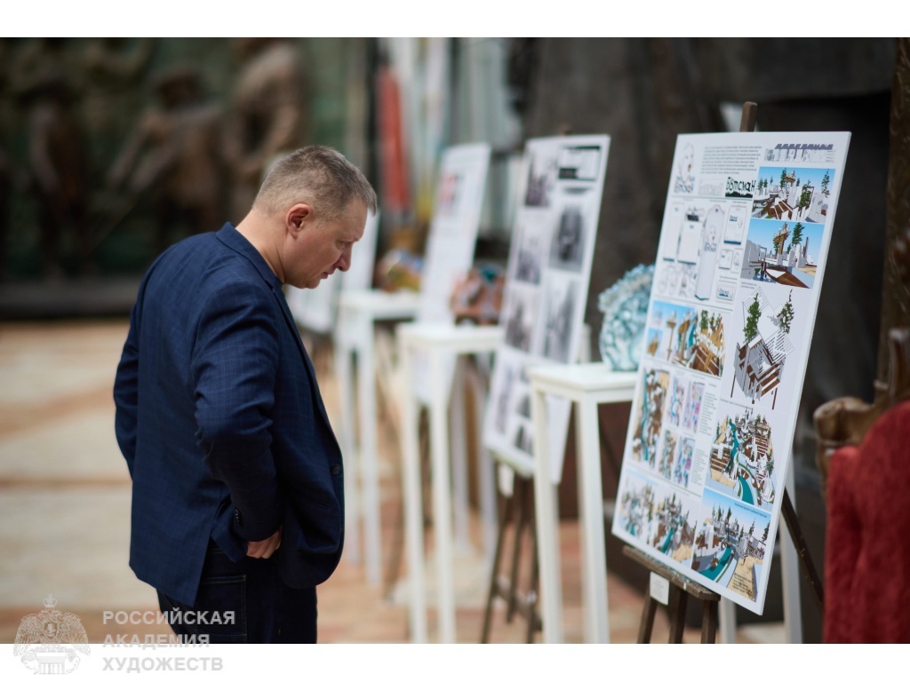 Гости выставки «Линия горизонта» в зале «Яблоко» МВК РАХ Галереи искусств Зураба Церетели (Москва, Пречистенка, 19). Фото: Виктор Берёзкин, пресс-служба РАХ. 2025.