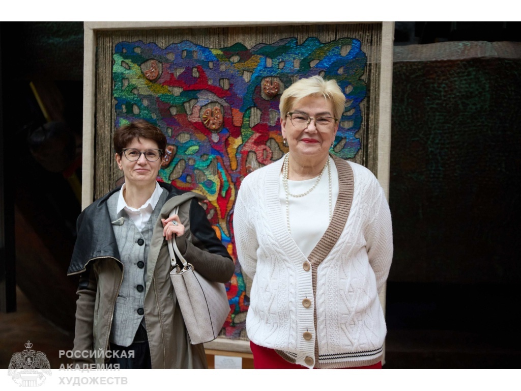 Гости выставки «Линия горизонта» в зале «Яблоко» МВК РАХ Галереи искусств Зураба Церетели (Москва, Пречистенка, 19). Фото: Виктор Берёзкин, пресс-служба РАХ. 2025.