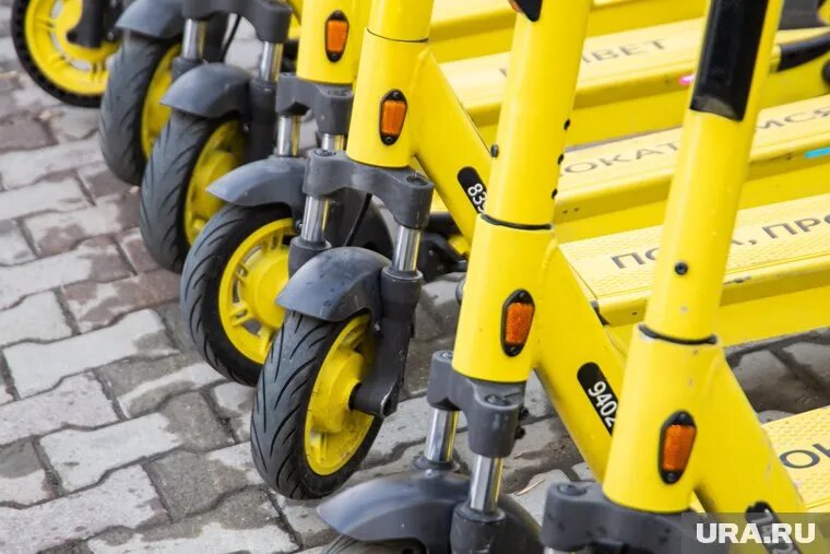 Тюменцы предложили временно запретить самокаты и построить для них отдельные дороги. Фото: Илья Московец © URA.RU