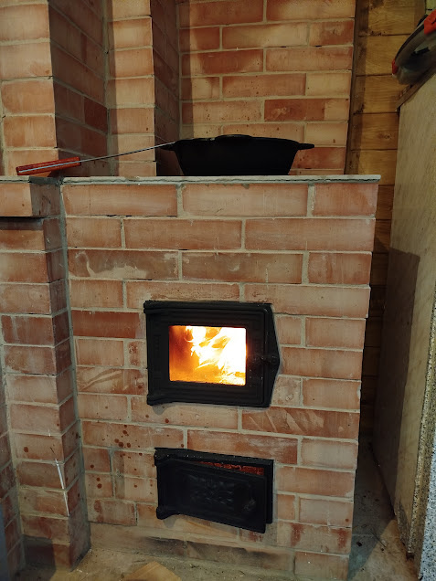 Стекло в печке заменяет телевизор