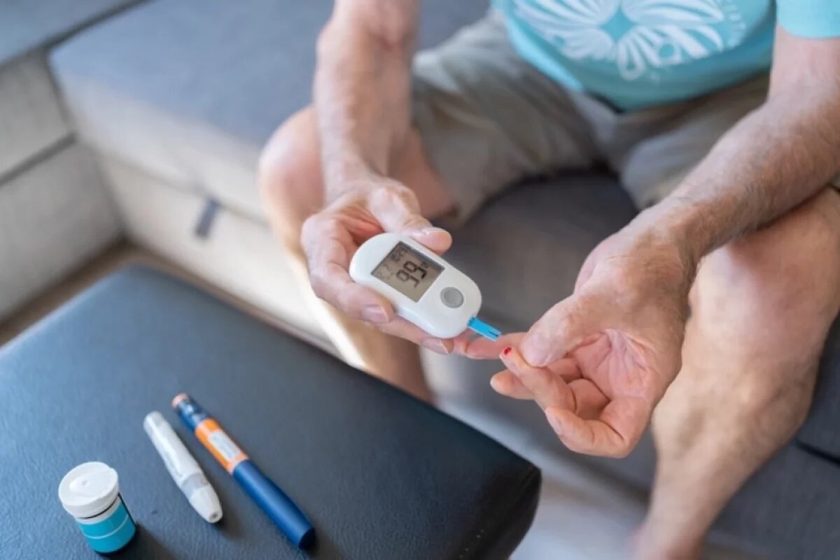    В основе диабета, пояснил медик, лежит инсулинорезистентность, когда в крови полно и глюкозы, и инсулина, вот только он не работает, чтобы переместить глюкозу в клетку.