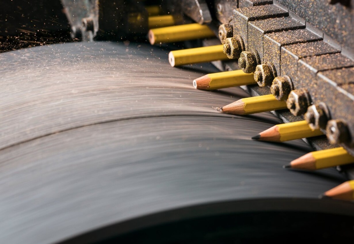    Производство карандашей уже давно автоматизировано, вплоть до заточки. Источник изображения: yaplakal.com