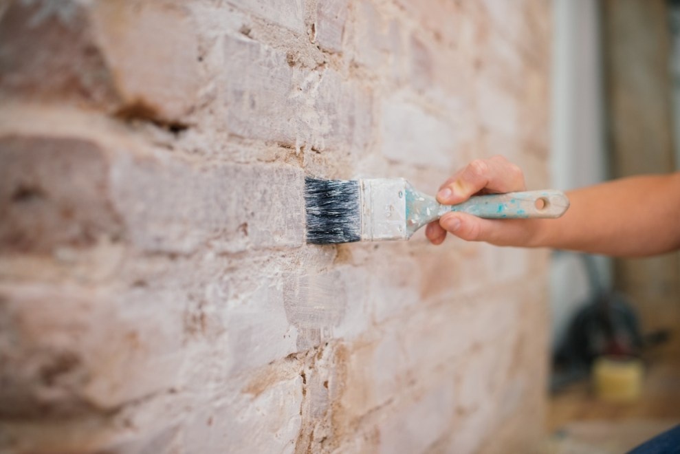 https://www.bobvila.com/wp-content/uploads/2013/11/paiting-brick-GettyImages-1175471455.jpg?w=989&h=660