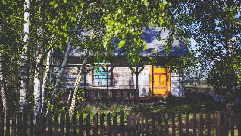     Дом с жёлтой дверью. Фото: ru.freepik.com, автор kaboompics.