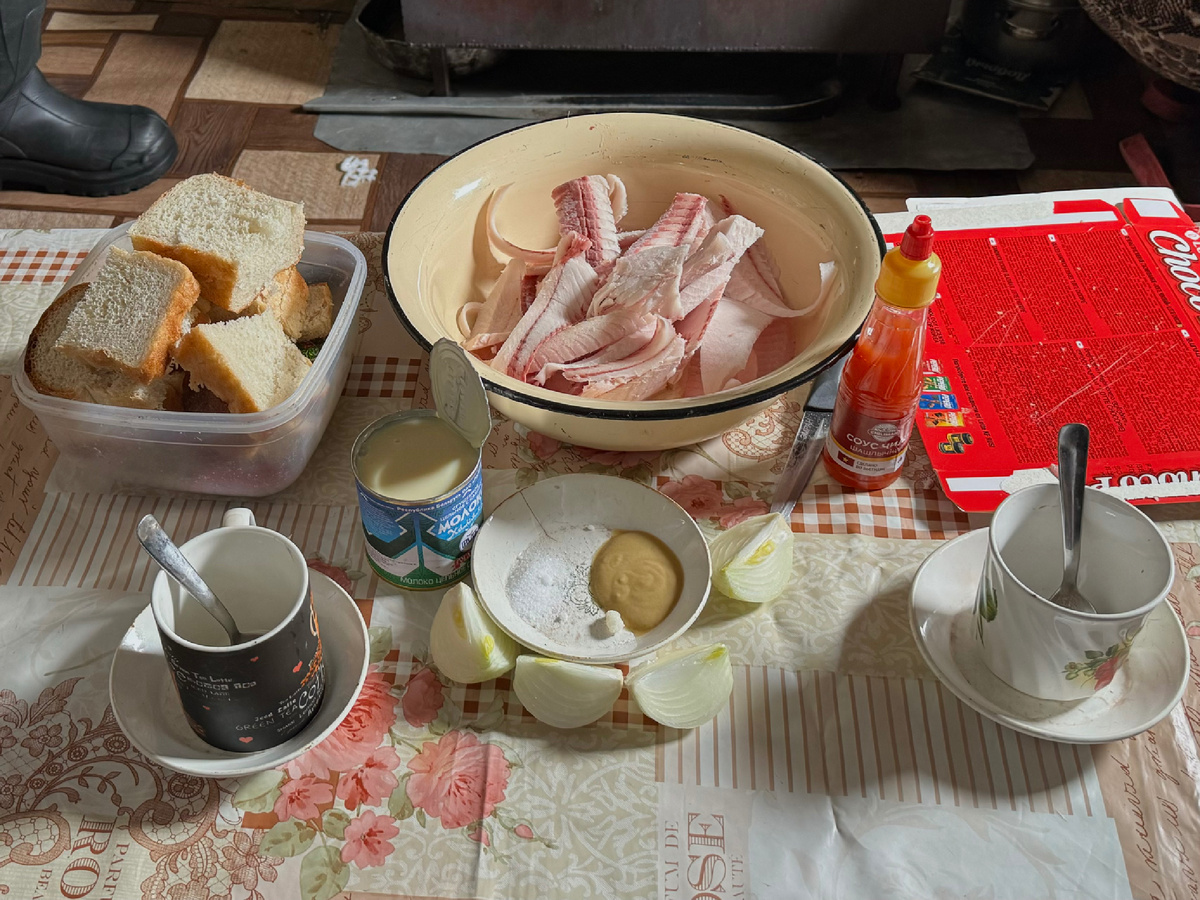 Строганину едят с солью и горчицей