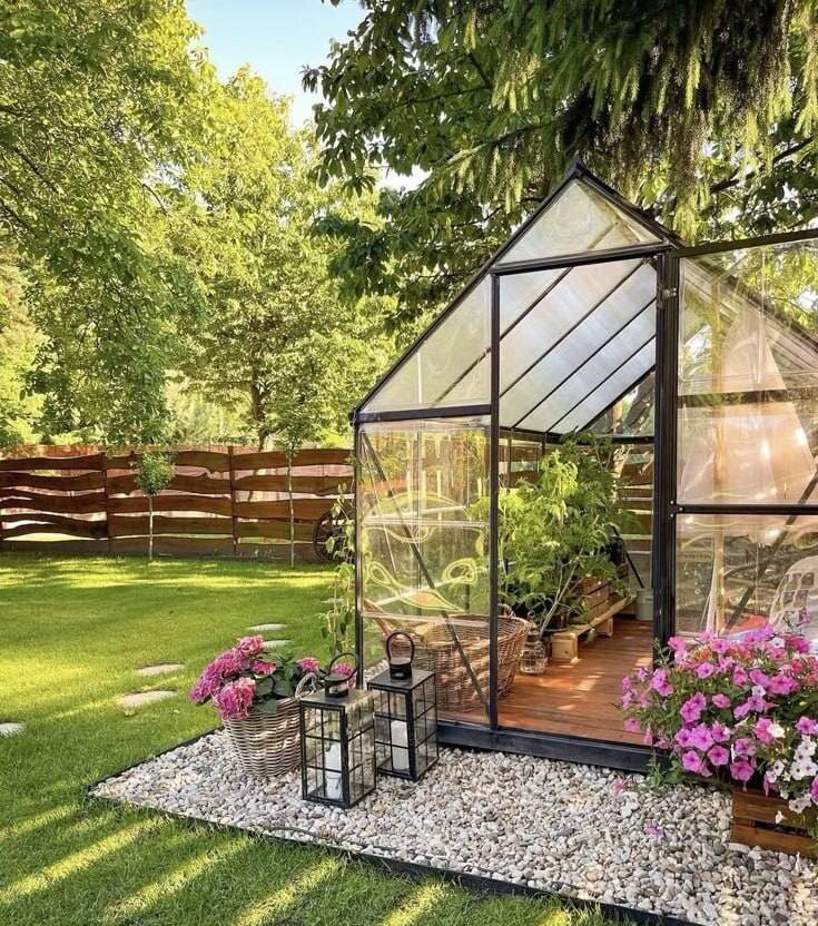 Даже теплицу можно превратить в артобъект