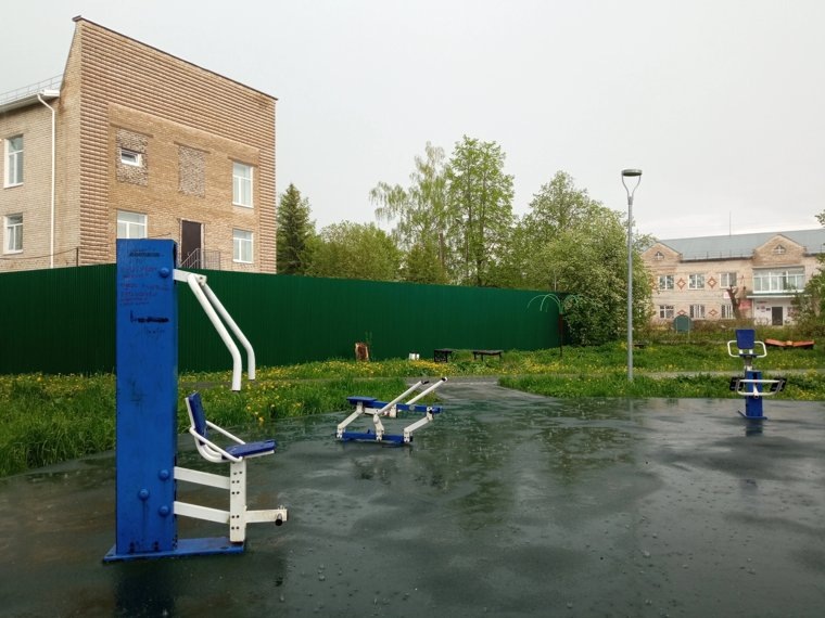 Жители Комсомольского недовольны, что исправительный центр находится рядом с детской и спортивной площадками. Фото: предоставлено Еленой Барыбиной