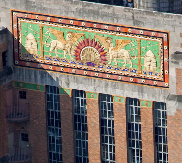 Самое южное из четырех торговых зданий В Рокяеллер-центре – La Maison Francaise (буквально «Французский дом») на Пятой авеню, 610. Фрагмент верхних этажей здания с изображением ульев, пчел, грифонов и солнечного диска.