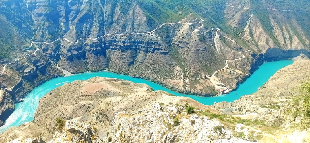 Толпы народа, кана­ли­за­ция в море и серый песок: отзыв о Дагестане