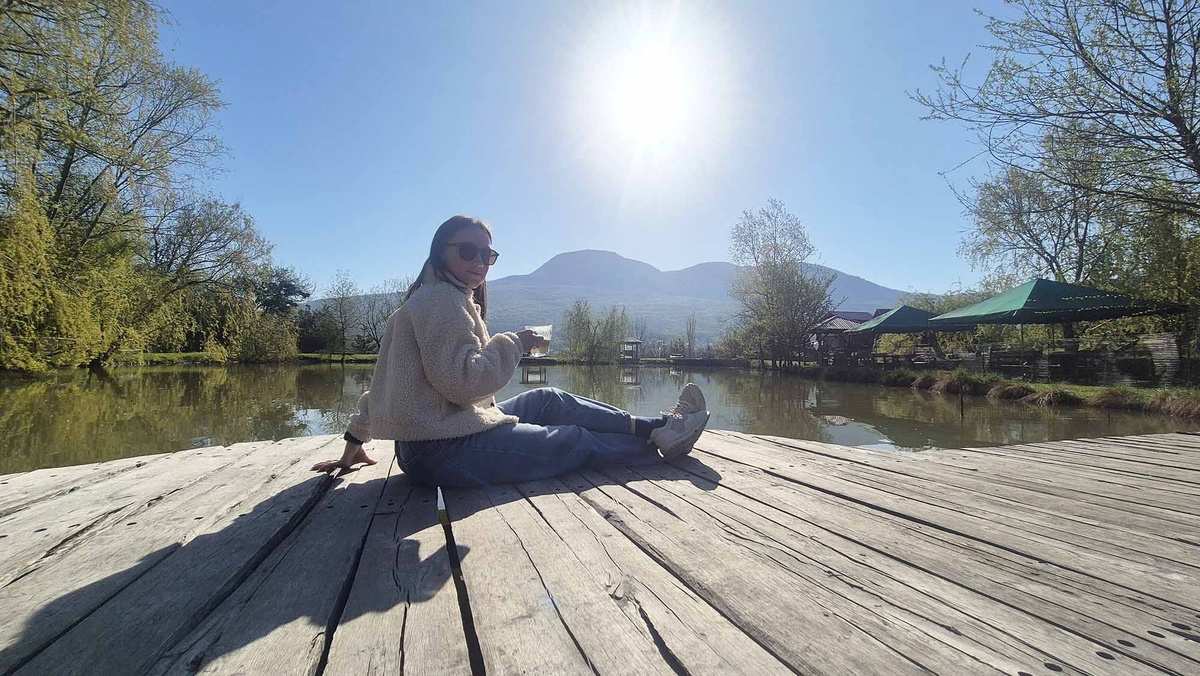 Утренний кофе с видом на Крымские горы в шале Бойка