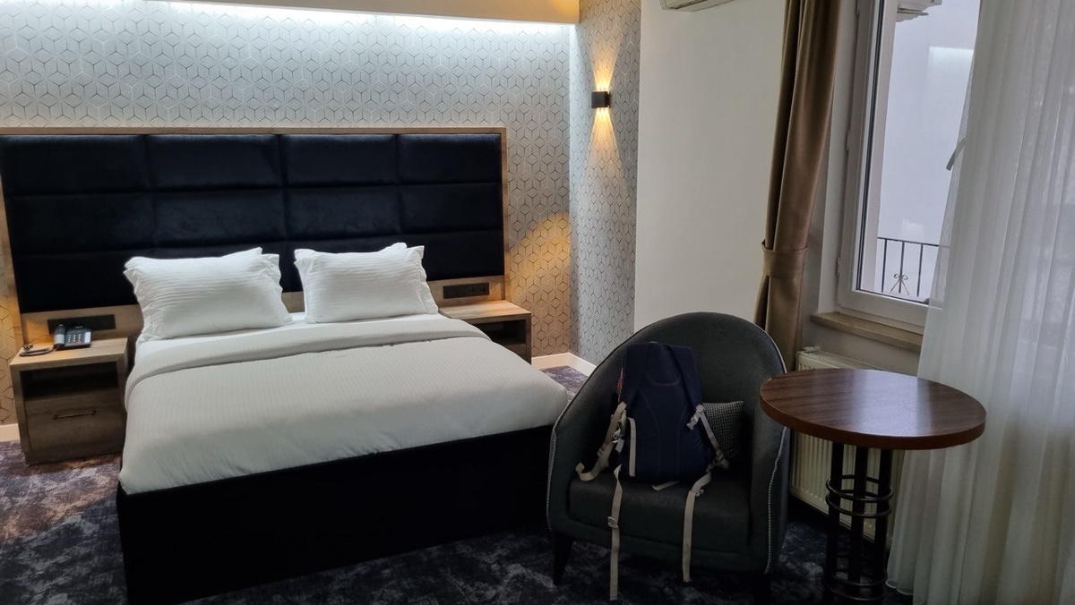 Номер в нашем уютном отеле. Была еще доп.кровать. 