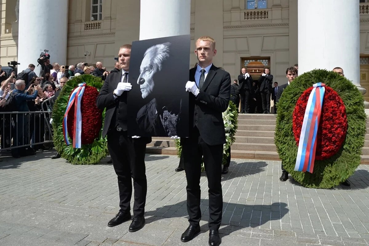    Не могли скрыть слёз.