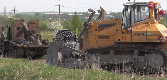     В Ачинске пытаются поднять из Чулыма многотонный грузовик