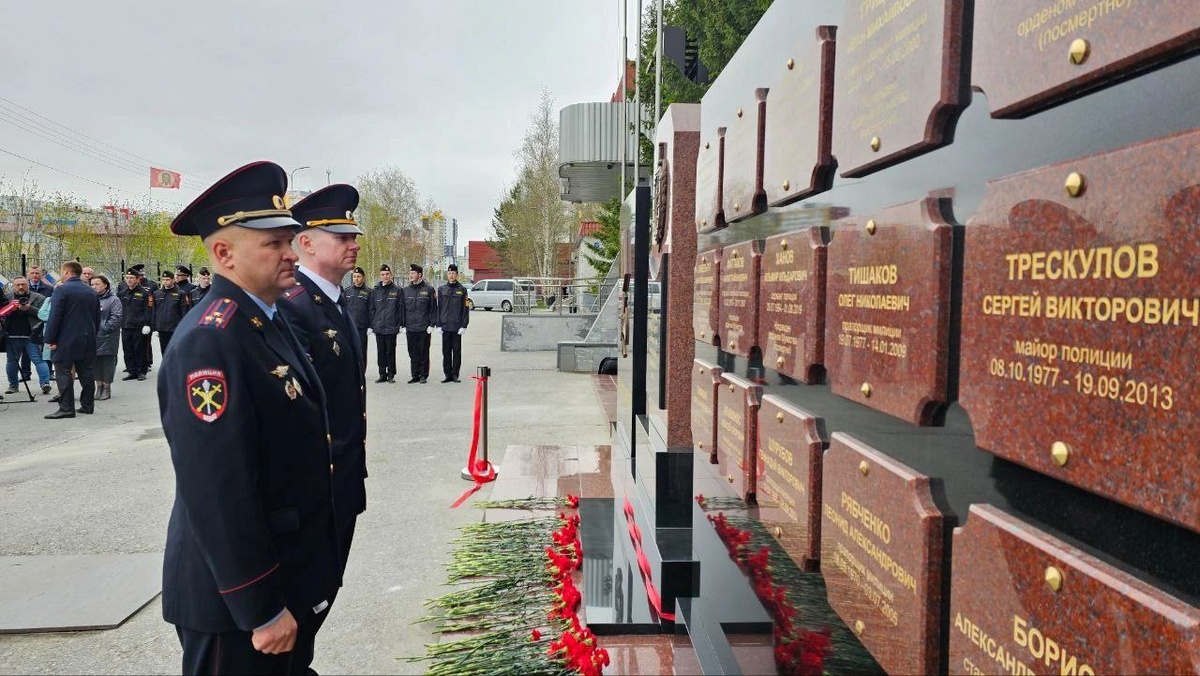    В Сургуте открыли мемориал и оформят сквер в честь погибших сотрудников органов внутренних дел
