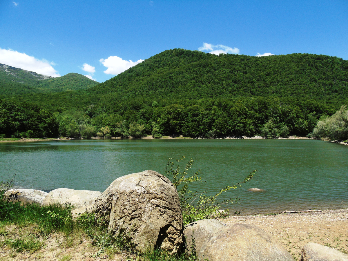 Вид от озера на вершину Ай-Йори хребта Урага
