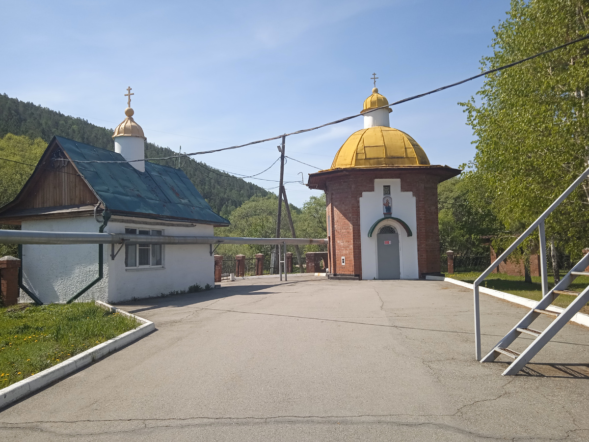 Та самая скважина, где добывают известную в нашей области минералку. Освящена. 