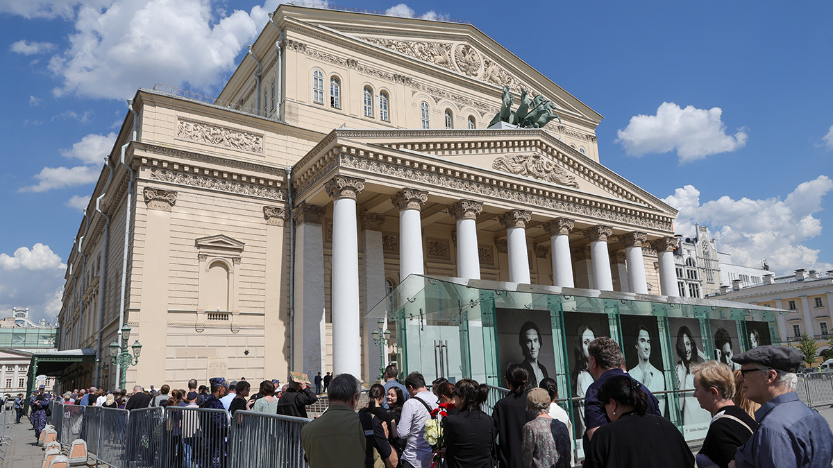 Очередь у Большого театра из желающих попрощаться с Юрием Григоровичем. Фото: Global Look Press