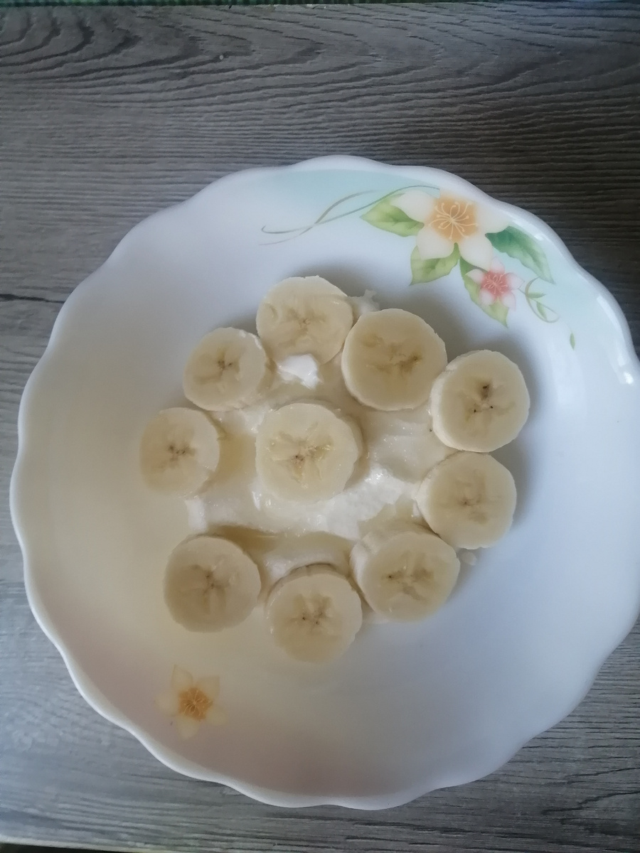 Творог со сметаной, сахаром и бананы.