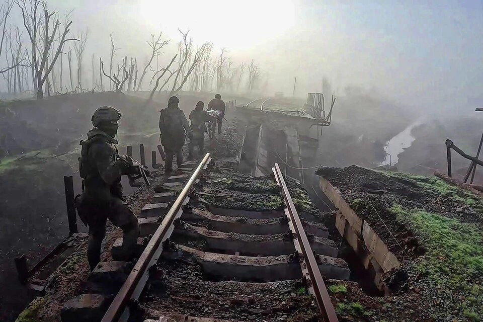 Штурмовики выносят товарища с поля боя - скриншот из видеозаписей Линзы