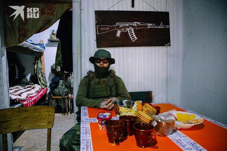 Штурмовик Линза украшает расположение отряда своими картинами. Фото: Григорий КУБАТЬЯН.