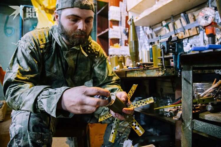 Сапер Ибрагим снаряжает мину-ПОМку. Фото: Григорий КУБАТЬЯН.