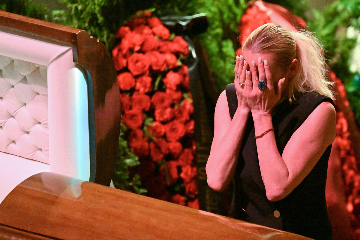 Артистка балета, танцовщица Анастасия Волочкова на церемонии прощания с балетмейстером Большого театра Юрием Григоровичем на исторической сцене Большого театра, 23 мая 2025 года ©Илья Питалев/РИА Новости  📷